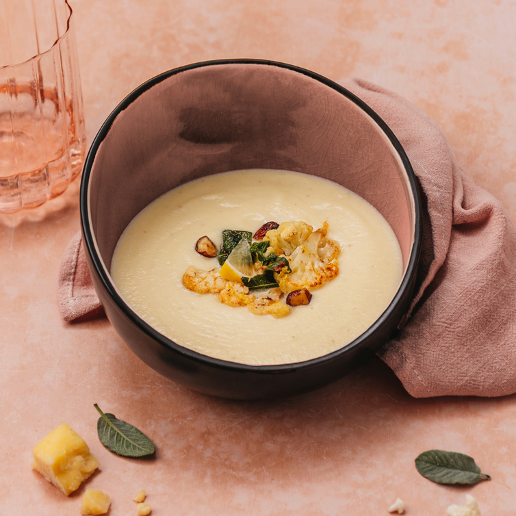 Vellutata di cavolfiore e Taleggio con nocciole e salvia