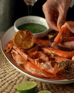 Gamberi croccanti serviti come finger food per aperitivo
