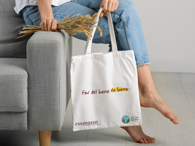La borsa in tela marchiata città della speranza ed eismann il cui ricavato andrà in beneficenza