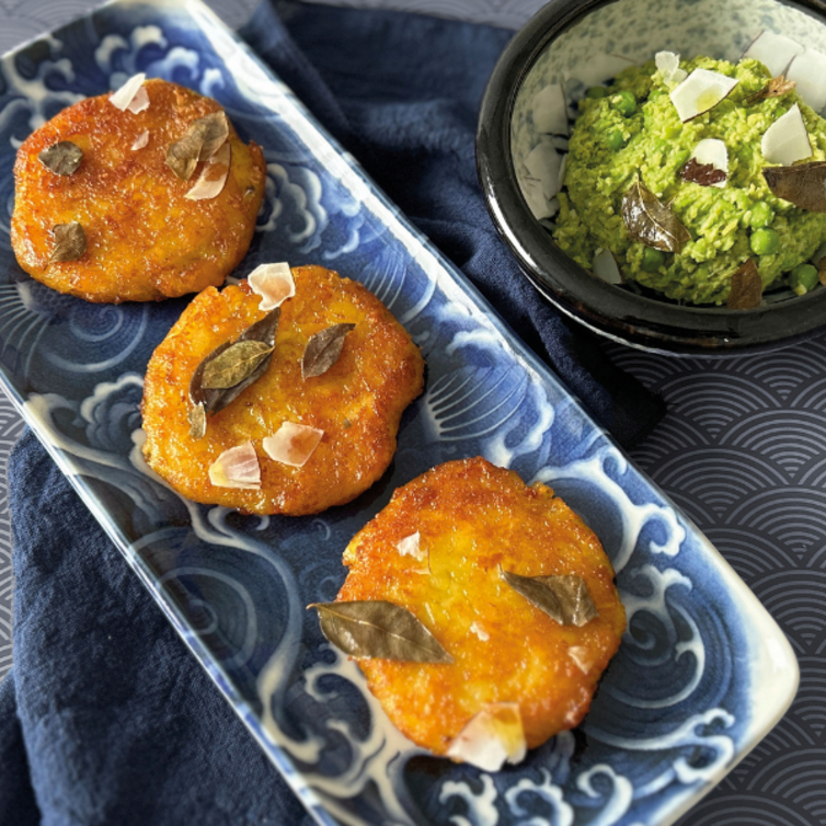 Rösti croccanti con chutney di piselli biologici e cocco serviti su piatto