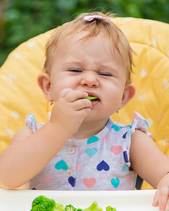 bambina che assaggia broccoli