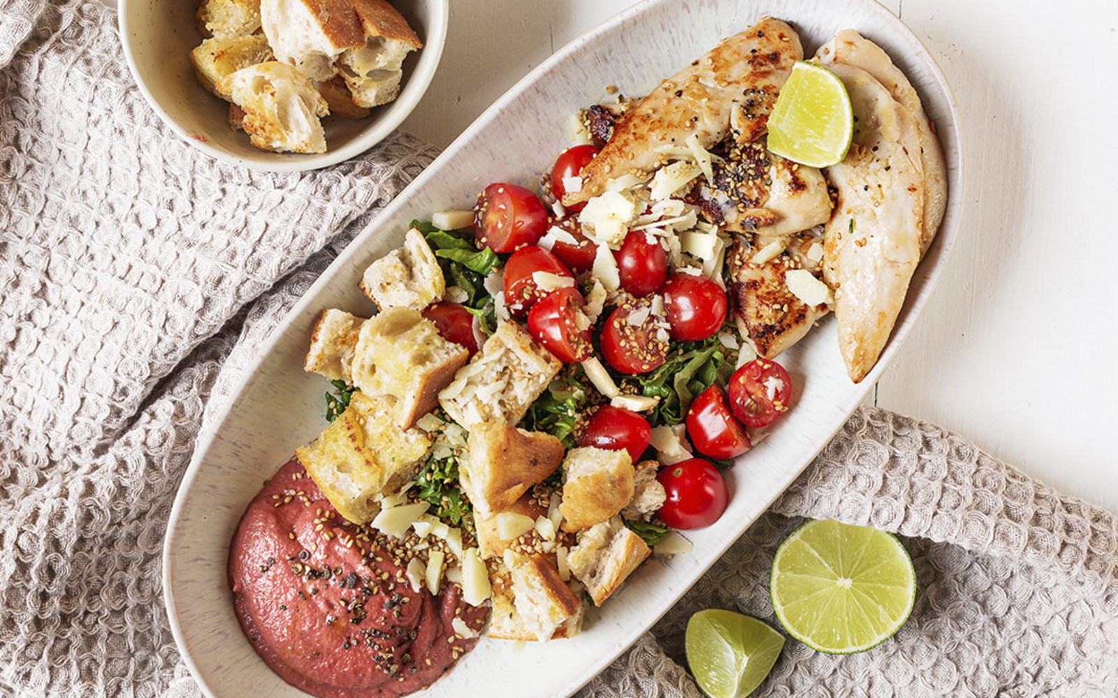 Caesar Bowl con Pollo e Hummus di Barbabietola