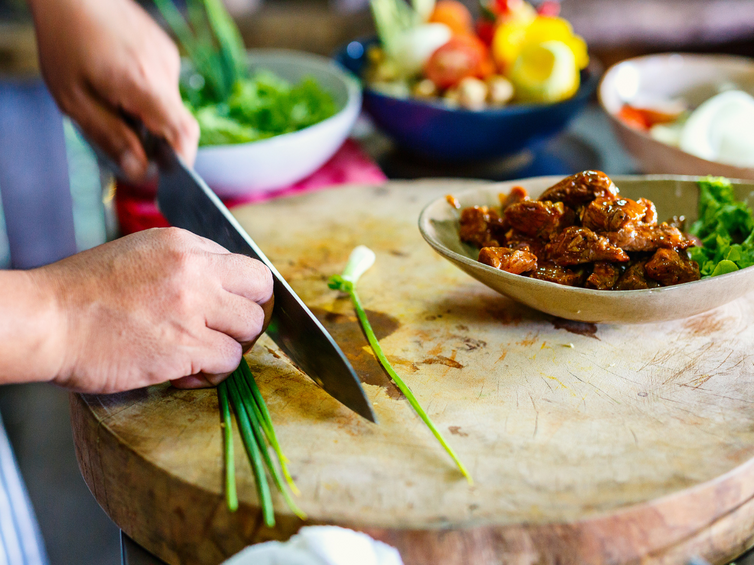 preparazione pasto con verdure