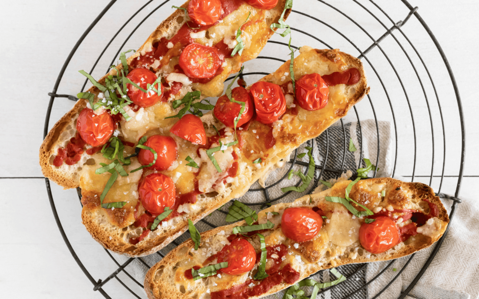 Baguette farcita al forno con mozzarella di bufala, pomodorini e basilico