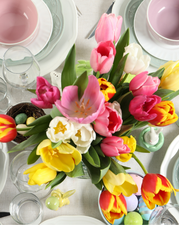 tavola apparecchiata con fiori