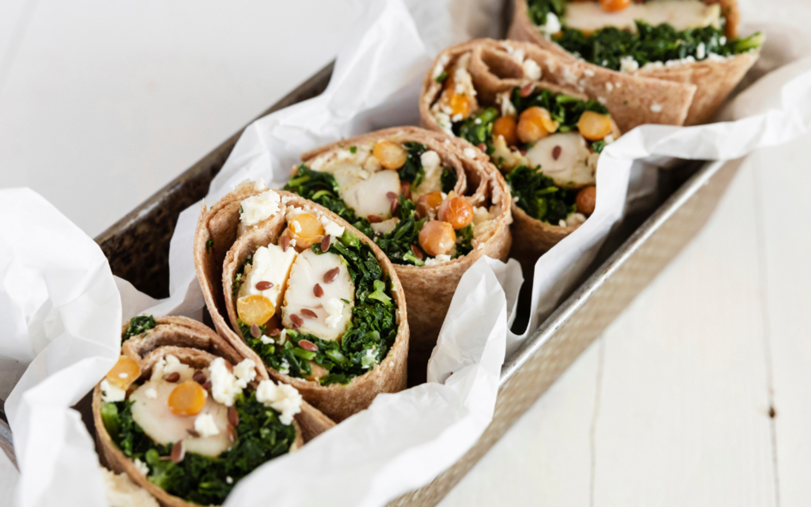 Wrap di petto di pollo con cavolo nero, ceci croccanti, feta e semi di lino