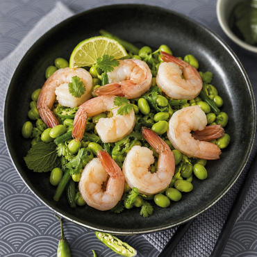 Foto di insalata di edamame, mazzancolle e lime