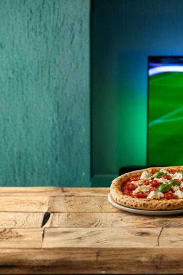 Tv con partita e Pizza, patatne fritte e Birra Eismann