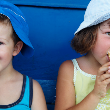 due bambini che mangiano un gelato