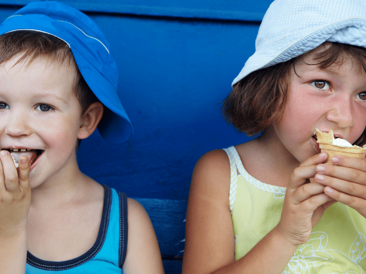 due bambini che mangiano un gelato