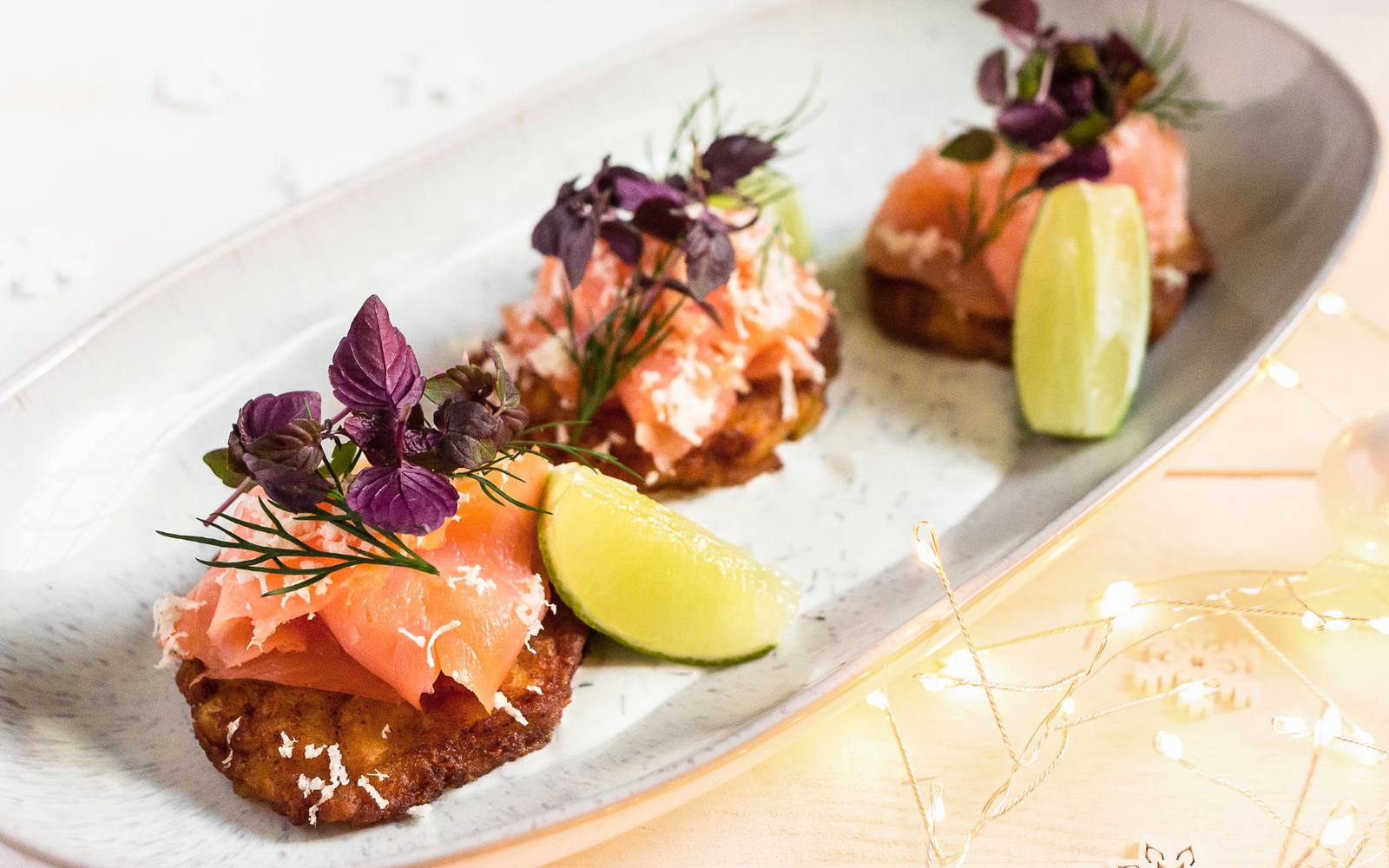Röstinchen con salmone affumicato, crème fraîche e aneto