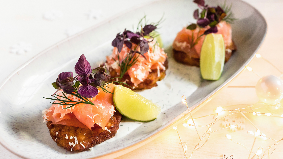 Röstinchen con salmone affumicato, crème fraîche e aneto | Ricetta facile