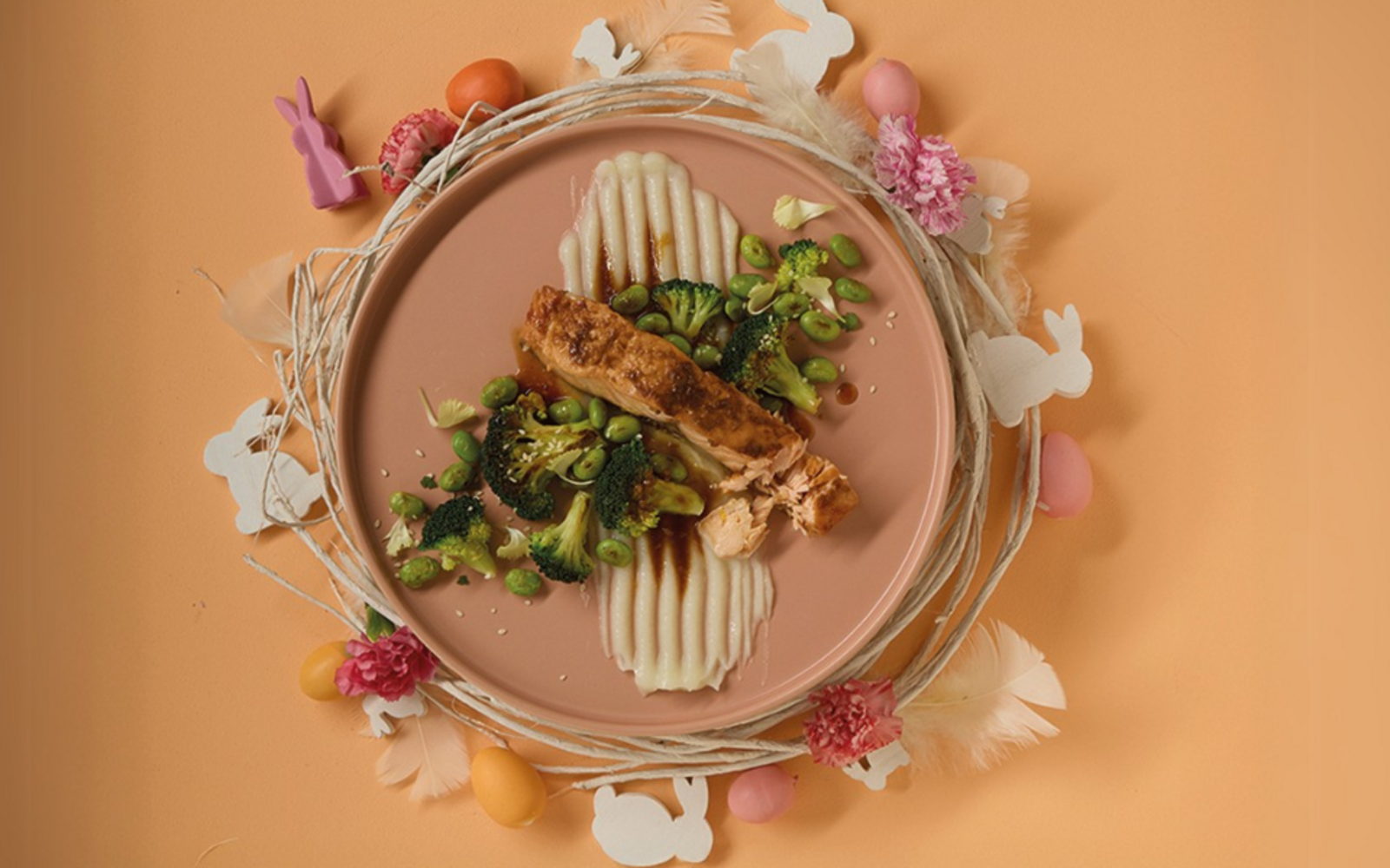 Salmone teriyaki su crema di cavolfiore e verdure verdi arrostite