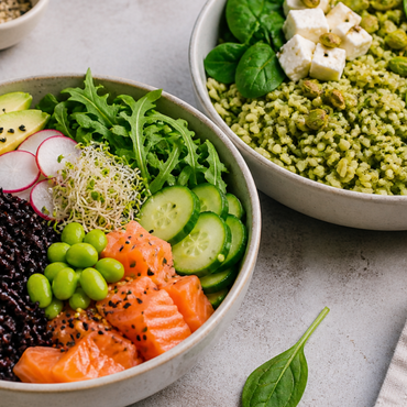 bowl moderna con riso nero e riso verde, ingredienti freschi e naturali, luce morbida, stile editoriale food contemporaneo, atmosfera pulita e minimal, focus su colore e texture del riso, sensazione di alimentazione sana e consapevole
