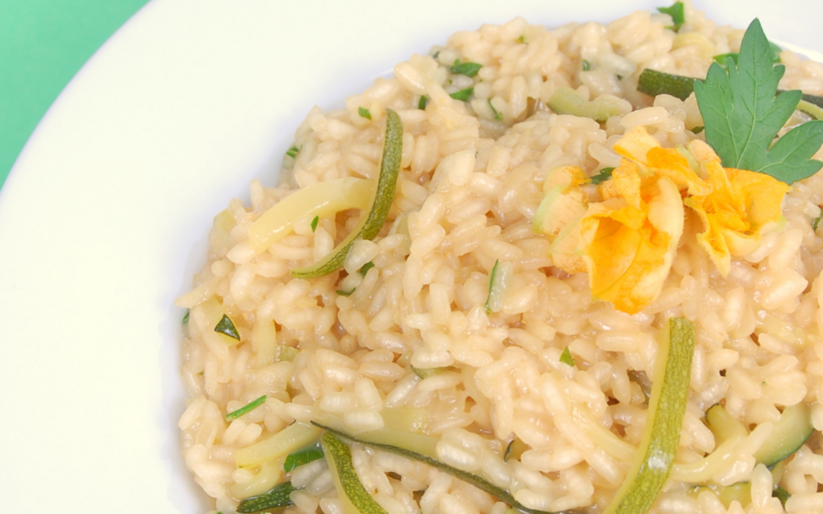 Risotto cremoso senza lattosio con zucchine e contorno di carote e spinaci