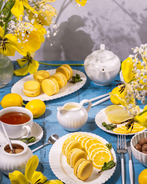 tavola con molti elementi gialli a contrasto con la tovaglia azzurra