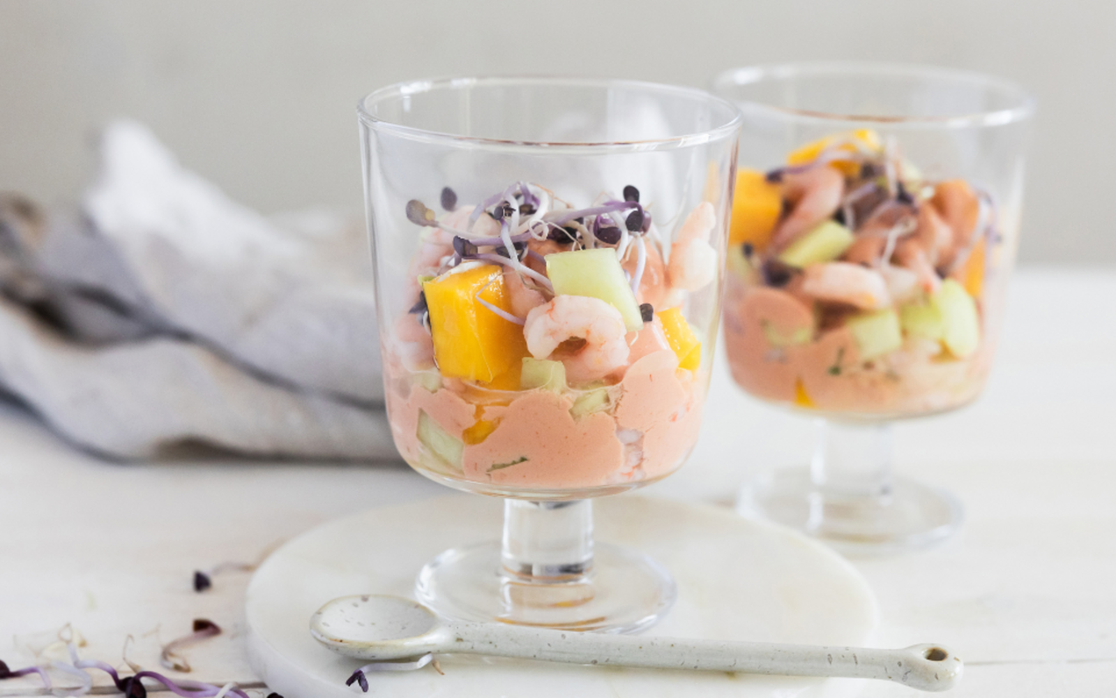 Cocktail di gamberetti con mango, cetriolo e aneto