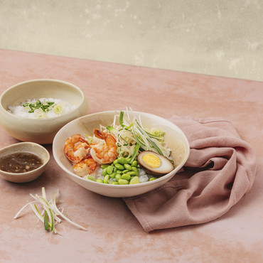 Bowl di riso con gamberi, edamame e uova marinate