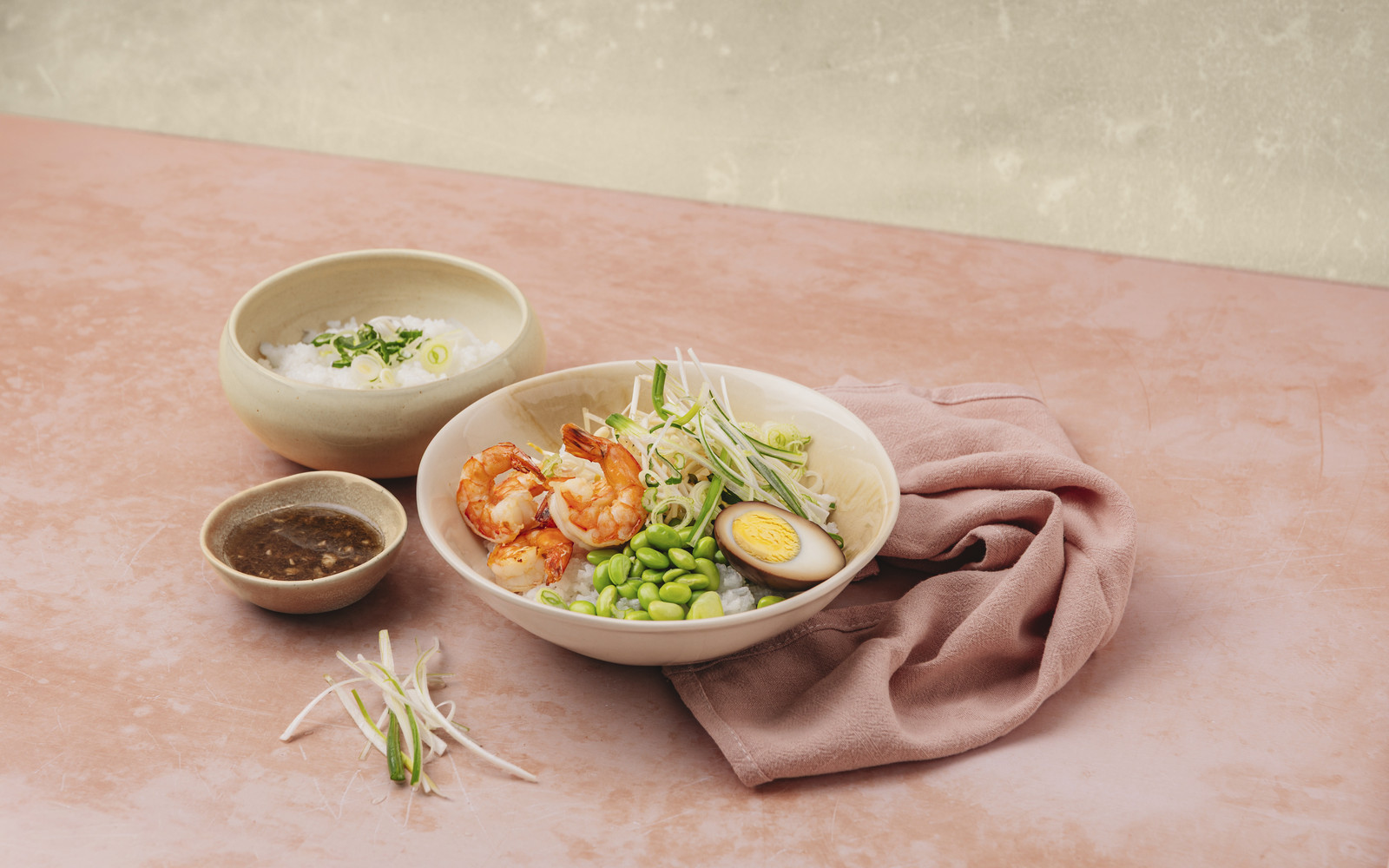 Bowl di riso con gamberi, edamame e uova marinate alla soia