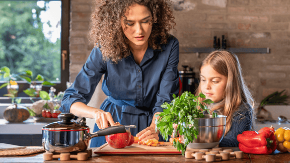 MAMMA E FIGLIA CHE CUCINANO