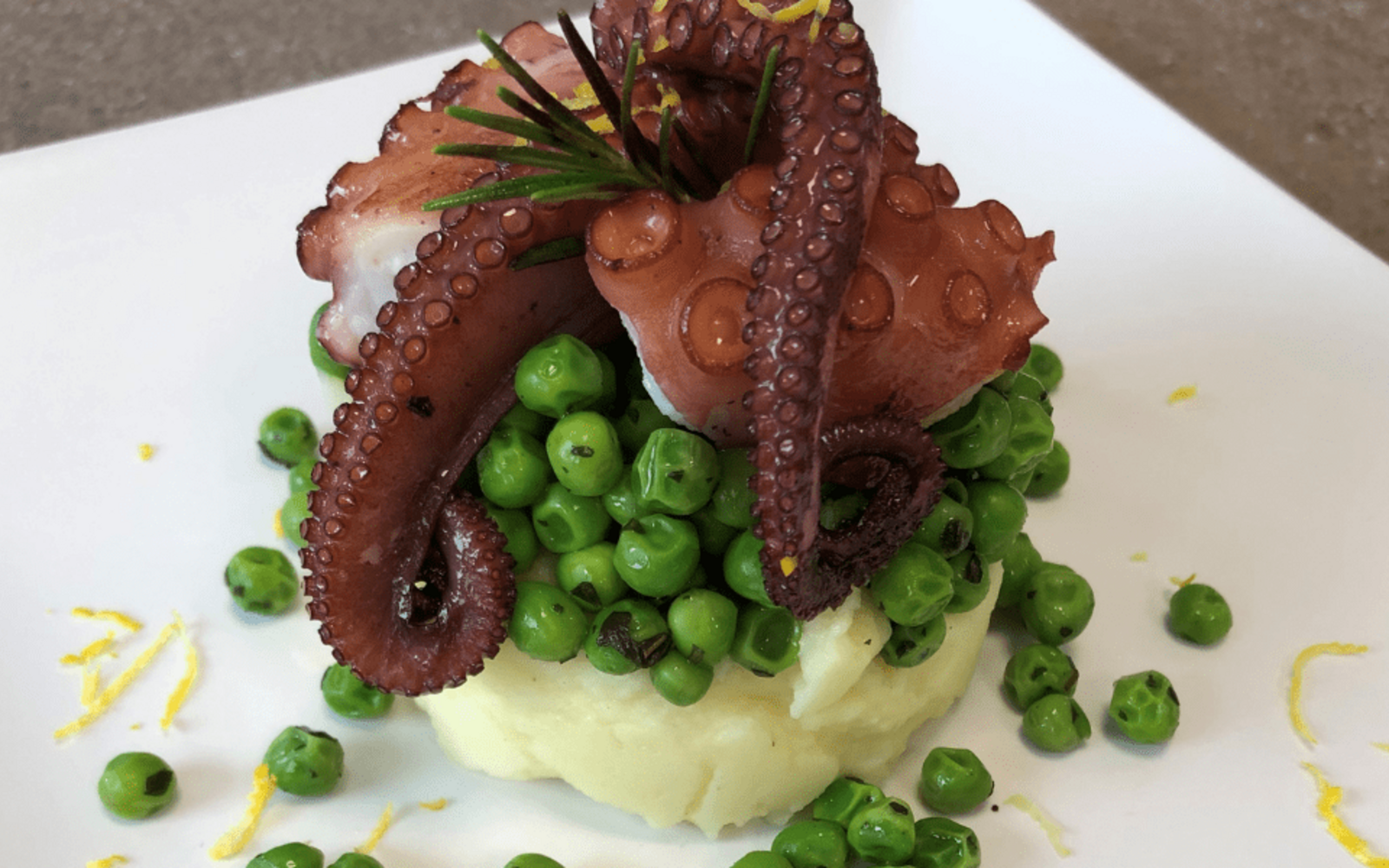 Polpo arrosto con purè e piselli