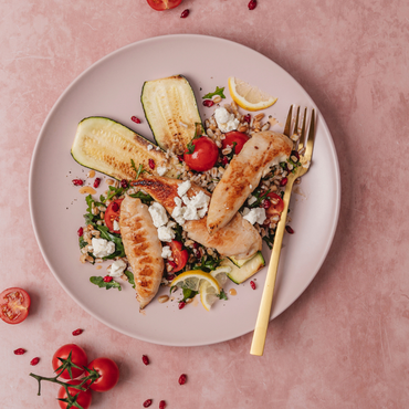 Insalata di farro con pollo, zucchine e feta