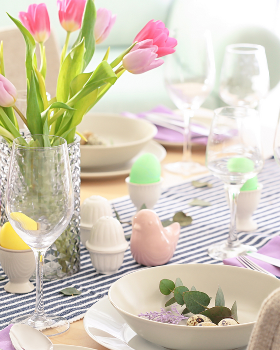 elementi di una tavola di pasqua moderna e leggera, colori pastello tenui