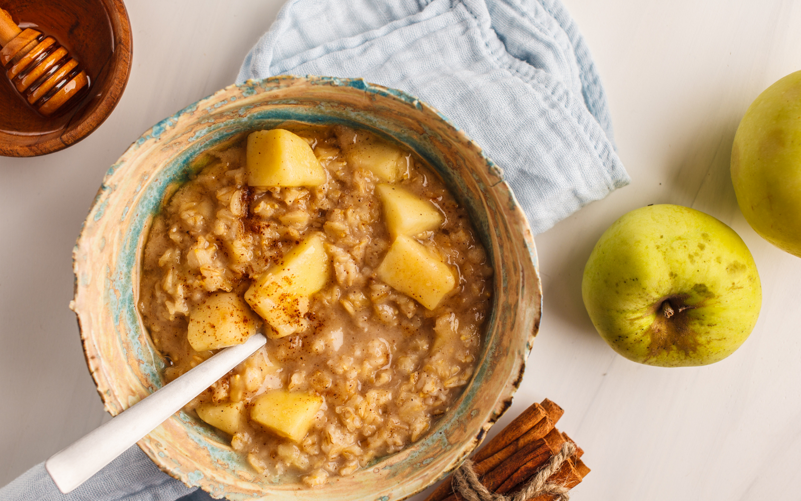 Porridge caldo con mela e cannella
