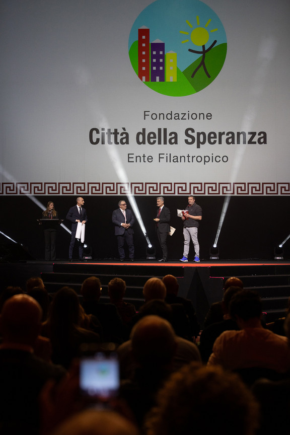 La consegna dell'assegno di Gennaio 2026 da Eismann a Città della Speranza