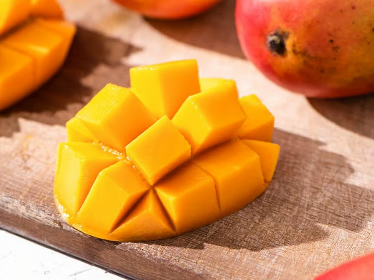 mango tagliato a cubetti