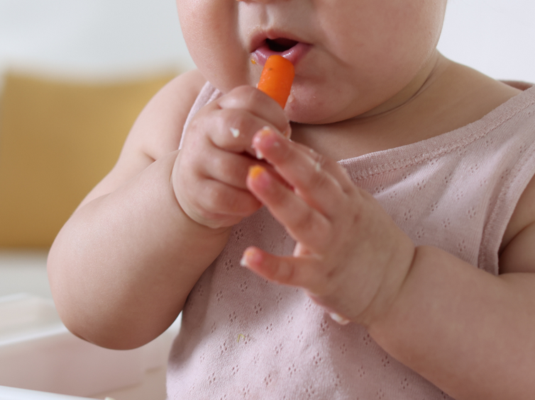 bambina che assaggia carotine baby