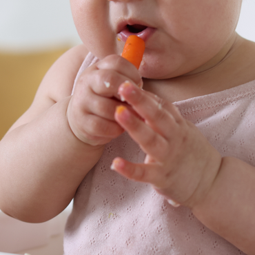 bambina che assaggia carotine baby