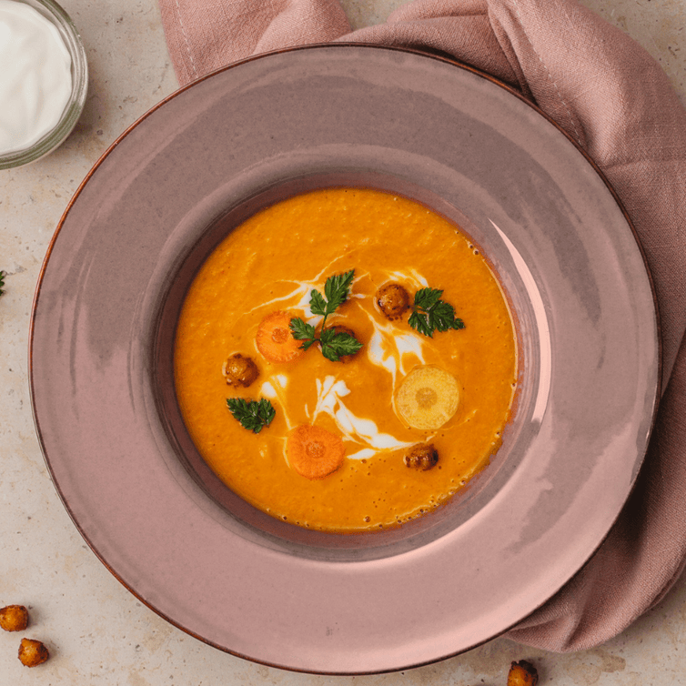 Vellutata di carote con yogurt greco e ceci croccanti alla paprika