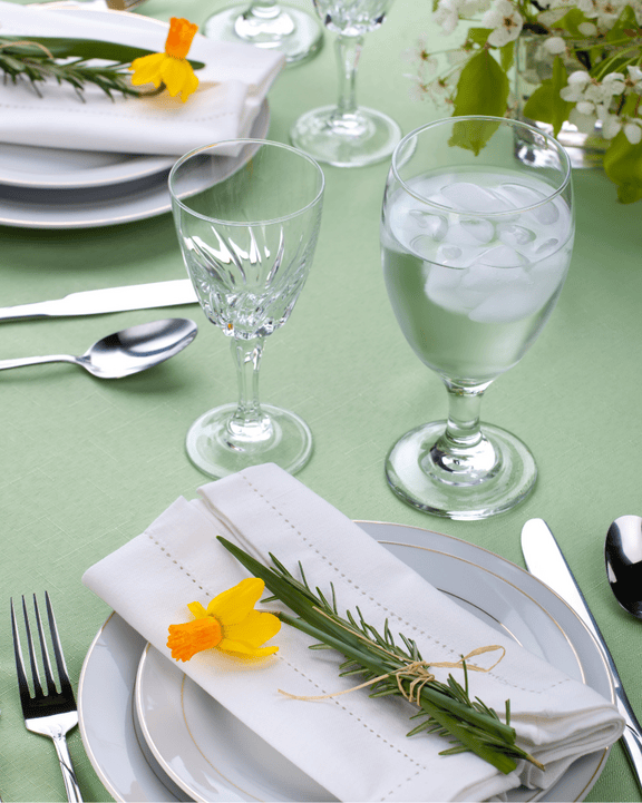 primavera a tavola tovaglia e fiori