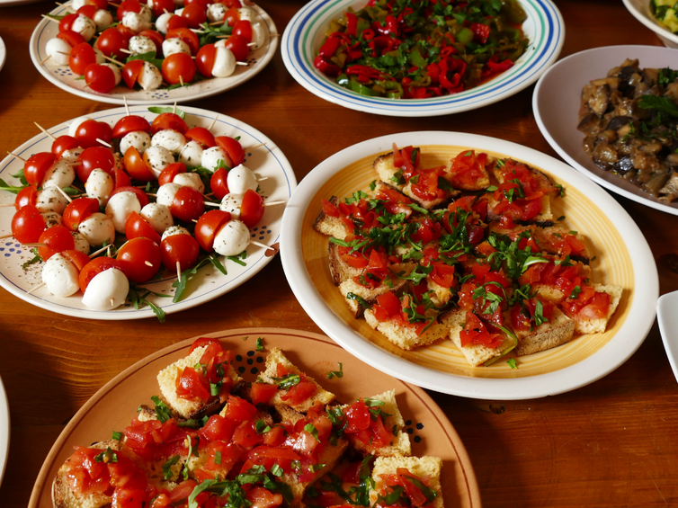 piatti mediterranei con pomodori e mozzarella