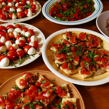 piatti mediterranei con pomodori e mozzarella