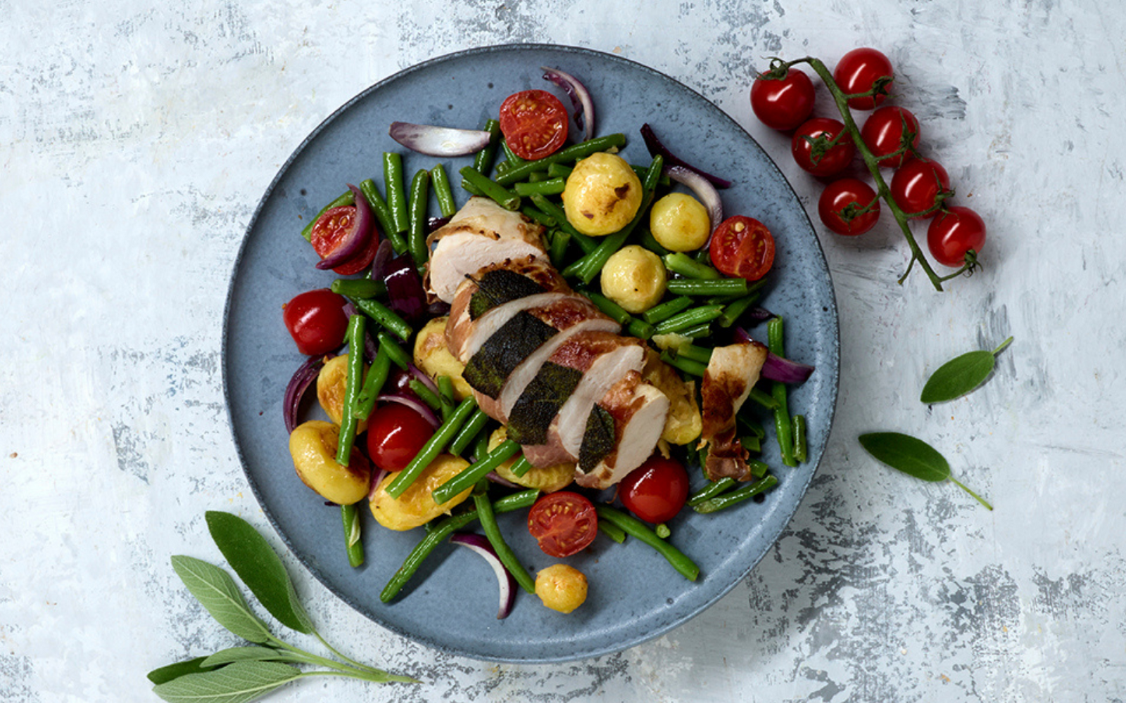 Saltimbocca di pollo con verdure mediterranee al forno