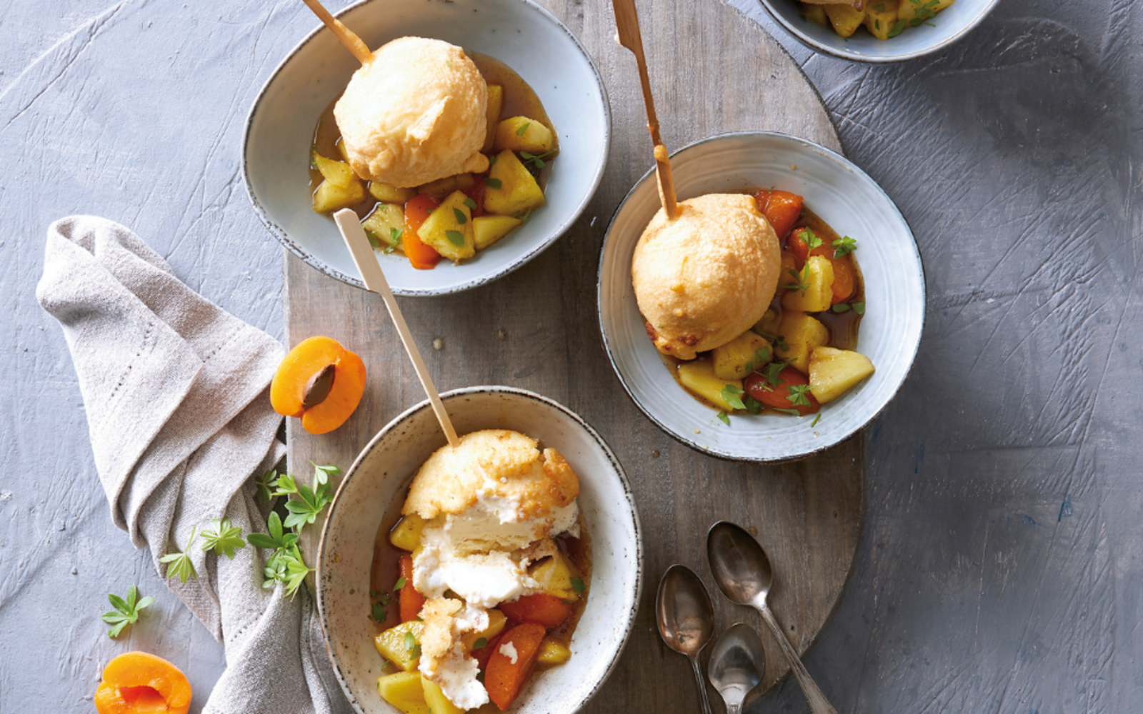 Gelato con frutta caramellata