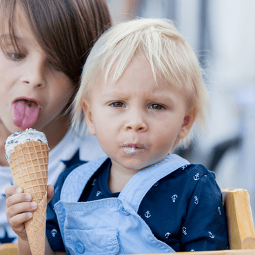 bambini che mangiano gelato